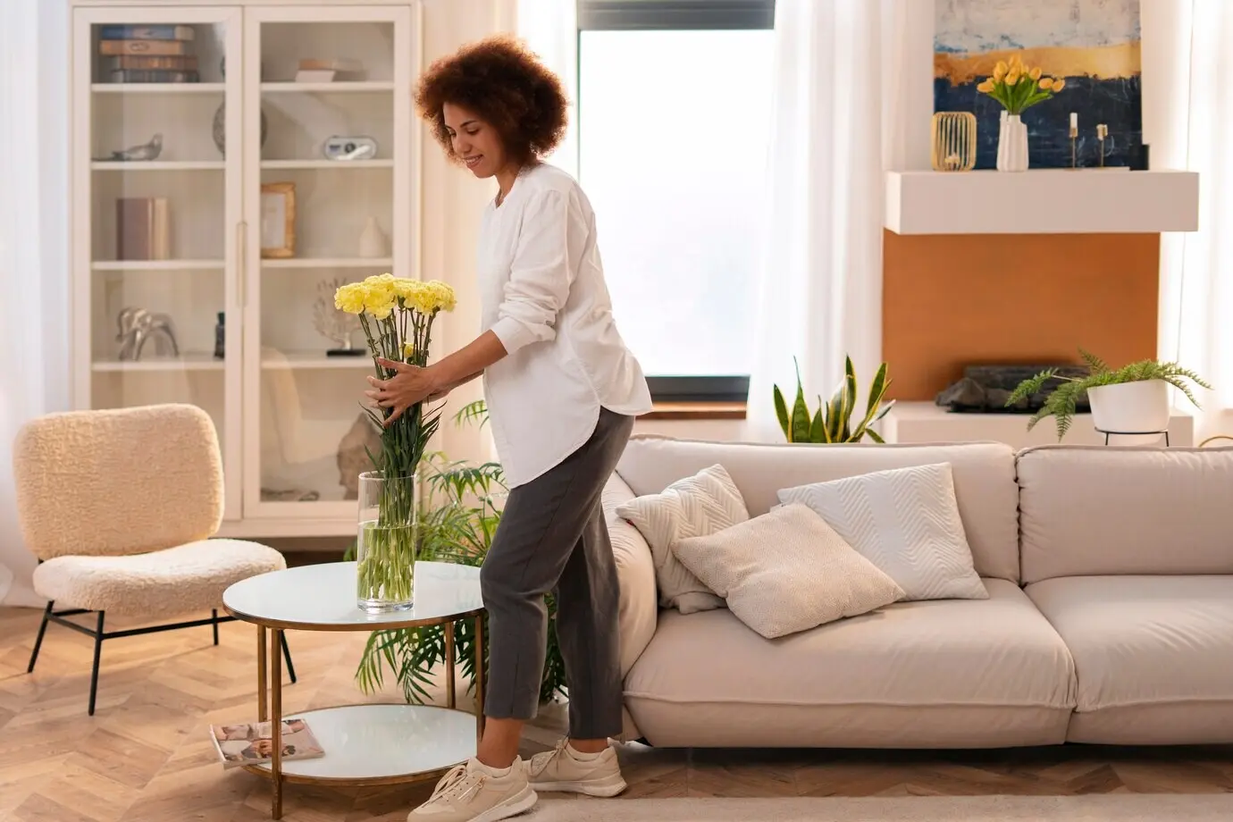 Ganzkörperaufnahme einer Frau mit schönen Blumen