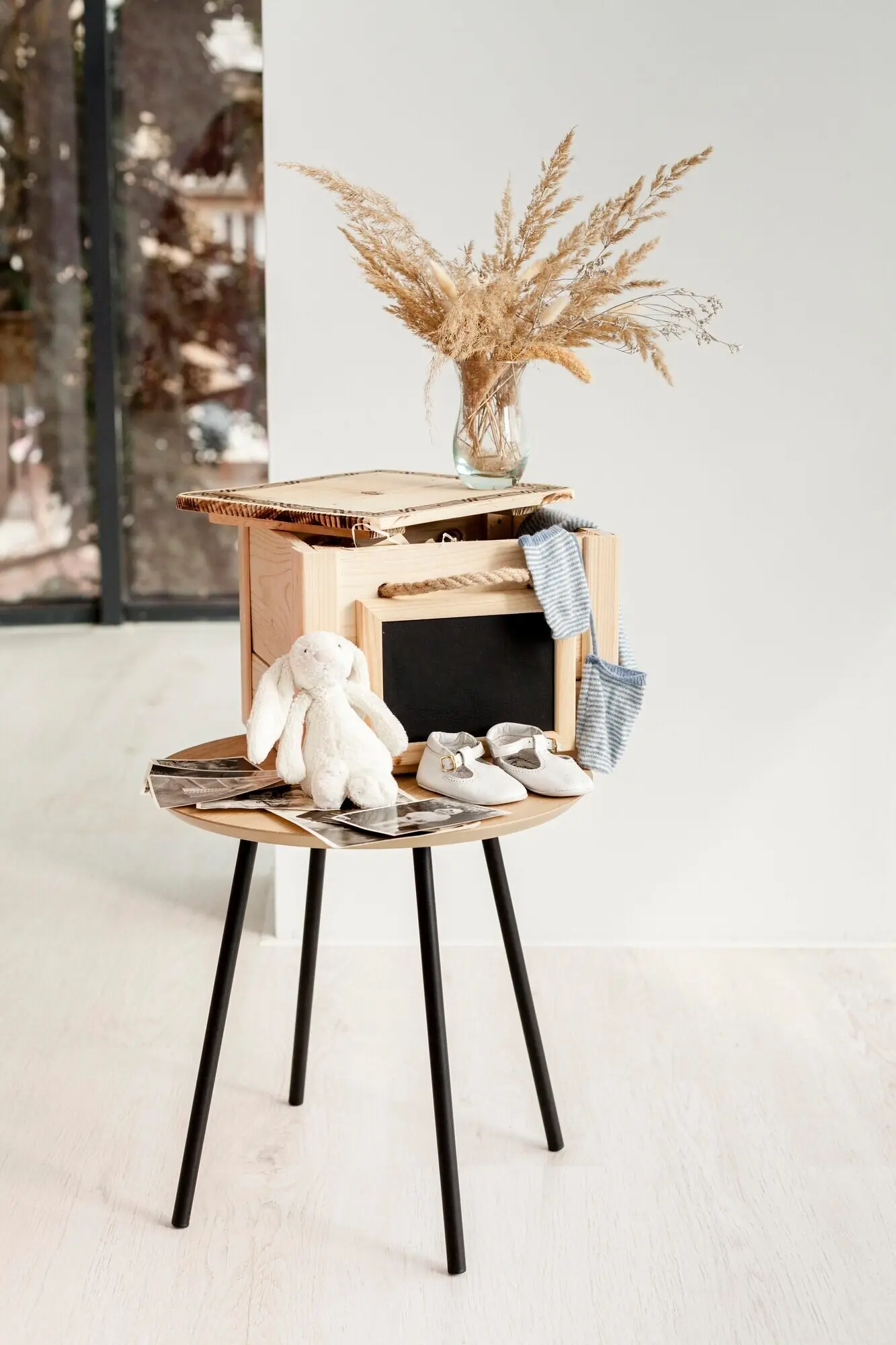 Tisch mit altem Spielzeug und Erinnerungen.